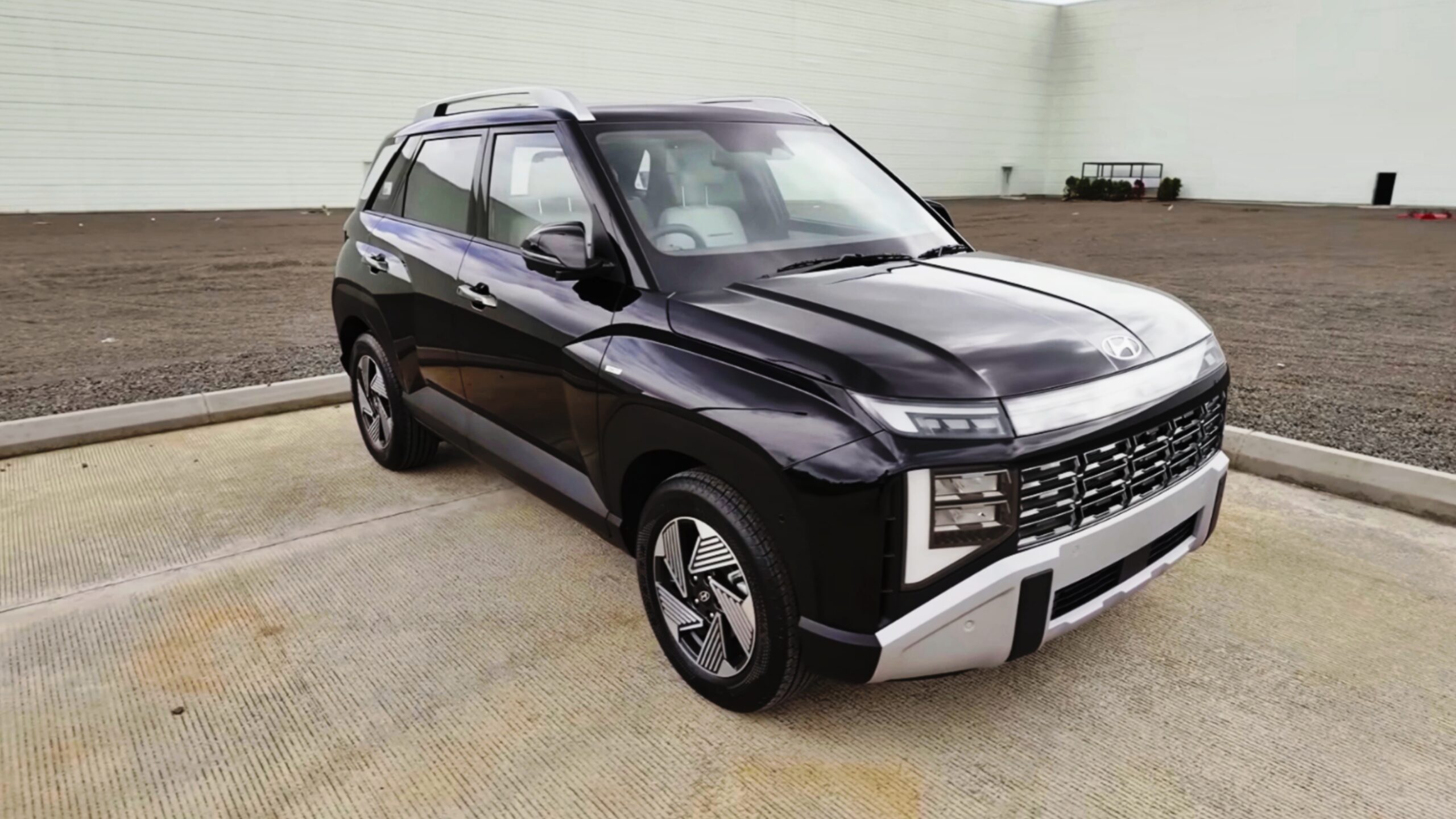 Hyundai Venue 2025 hidden features and unknown facts in Hindi